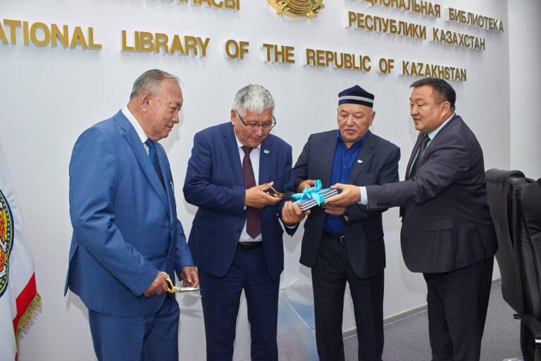 ЯКУТИЯ МЕН ҚАЗАҚСТАН ЖАЗУШЫЛАР ОДАҒЫ АРАСЫНДА МЕМОРАНДУМ ЖАСАЛДЫ