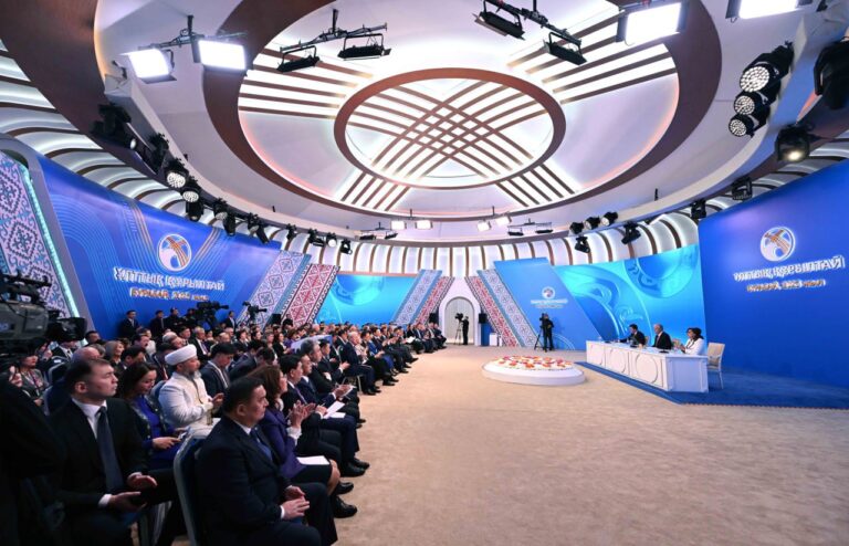 Қазақстан Жазушылар одағының Басқарма Төрағасы Мереке Құлкенов Бурабайда өтіп жатқан Ұлттық құрылтайдың IV отырысына қатысып жатыр