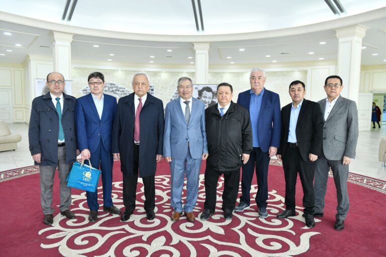 ЭКСПЕДИЦИЯНЫҢ ЕКІНШІ КҮНІ: МАҢҒЫСТАУ МУЗЕЙІНДЕГІ ТАҒЫЛЫМДЫ КЕЗДЕСУ