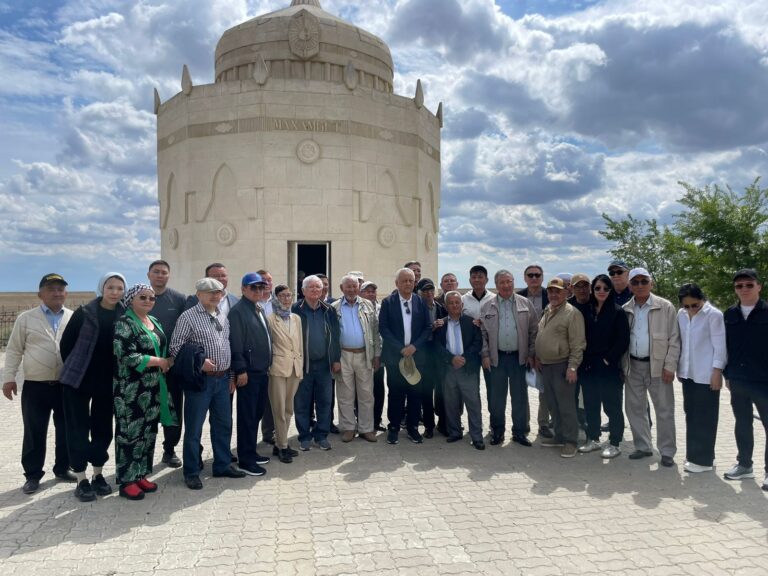 Махамбет рухына құрмет: Жазушылар делегациясы баба басына барып тағзым етті