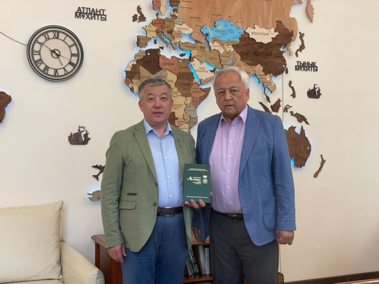 ХАЛЫҚАРАЛЫҚ «АЛАШ» ӘДЕБИ СЫЙЛЫҒЫ ЗАҢГЕР-ЖАЗУШЫ ЕСБЕРГЕН АЛАУХАНОВҚА ТАБЫСТАЛДЫ