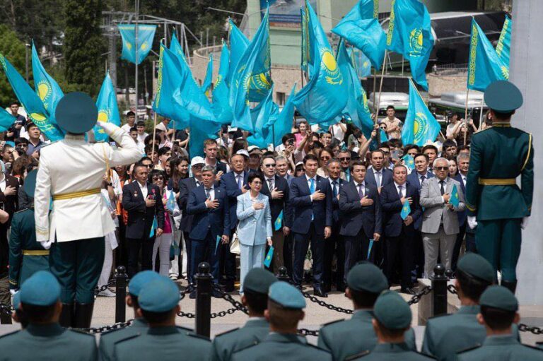 Алматыда Мемлекеттік Ту көкке көтерілді