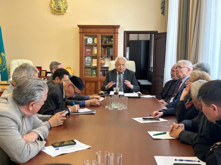 ҚАЛАМГЕРЛЕР ІШКІ САЯСАТ ТҰЖЫРЫМДАМАСЫН ТАЛҚЫЛАДЫ