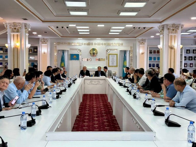 Қазақстан Республикасының Ұлттық академиялық кітапханасында Қытайдың белгілі жазушысы, әдебиет бойынша Нобель сыйлығының иегері Мо Яньның қазақ қаламгерлерімен кездесуі өтті.