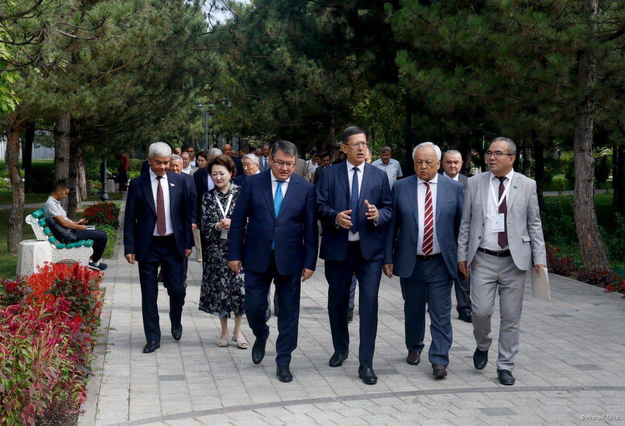 Өзбекстан және Қазақстан жазушыларының форумы басталды